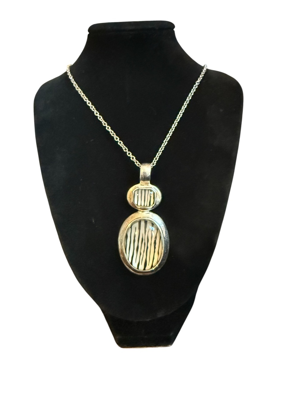 🖤LIZ CLAIBORNE🖤Vintage Silver-Tone Zebra Print Pendant Necklace/EUC